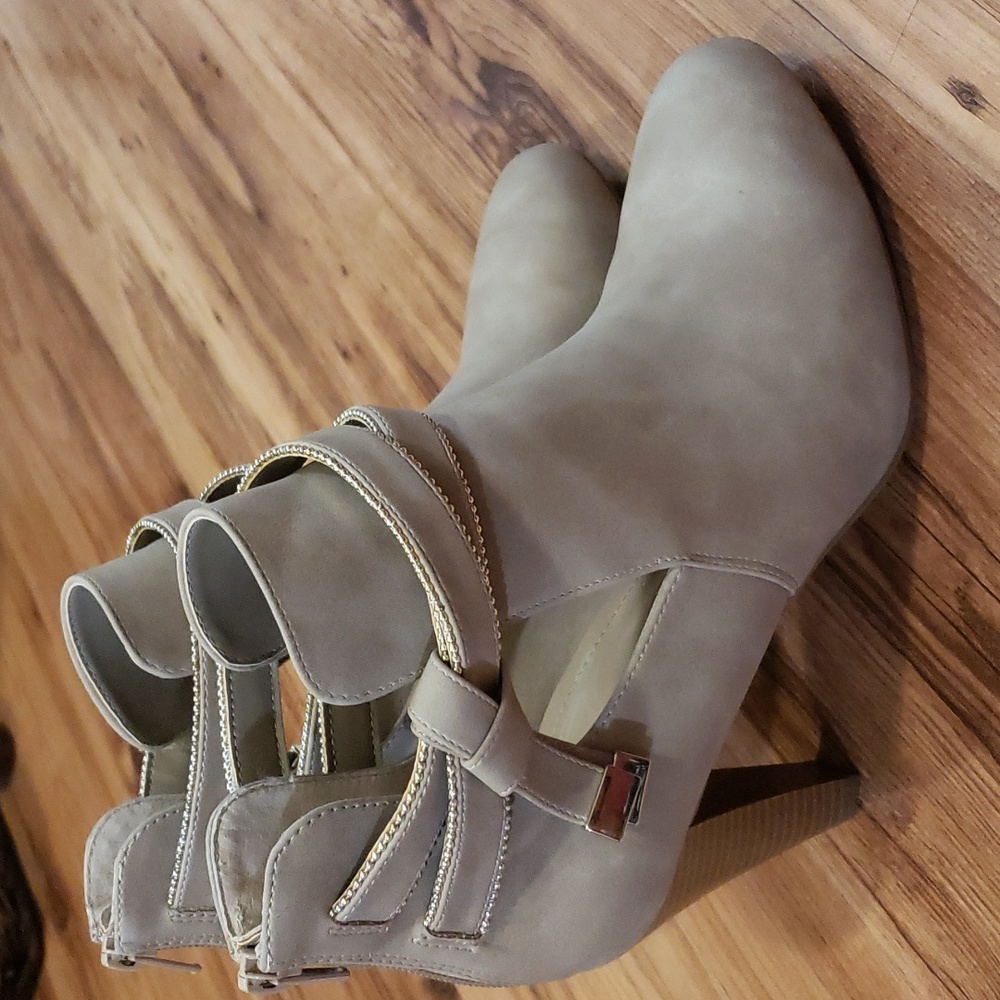 Jennifer Lopez, Charlie ankle boot,  Taupe color, Size 10, New in Box